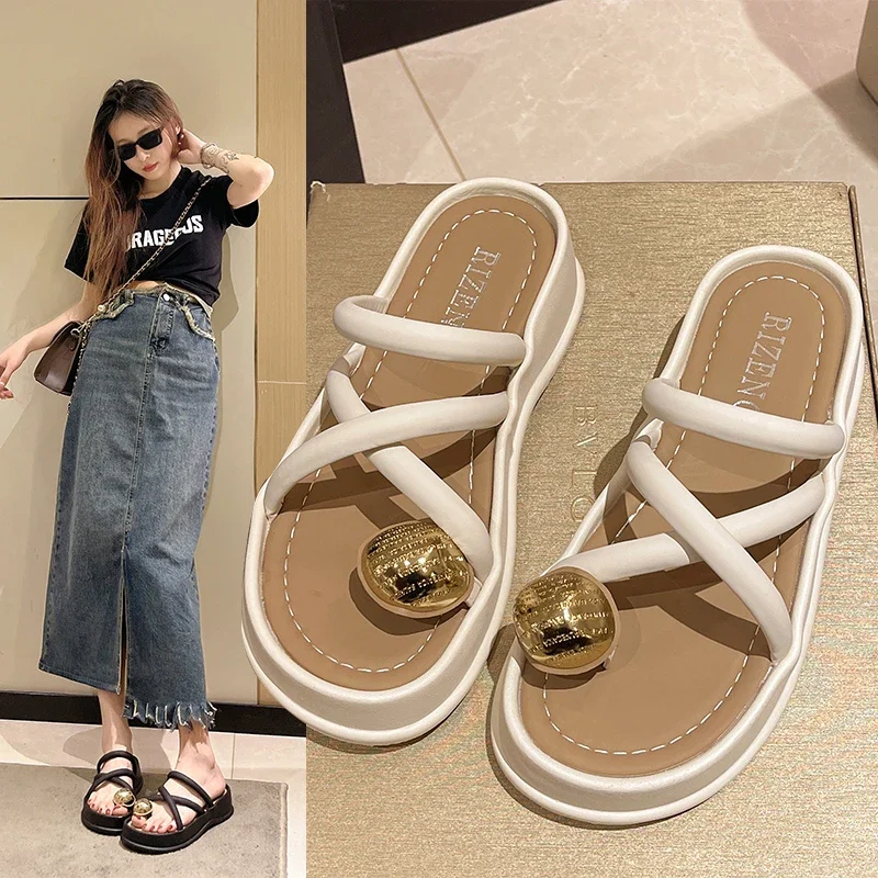 

2024 New Women's Outwear Thick Sole Slippers Summer Set Toe Fashionable and Versatile French Casual Beach Sandals