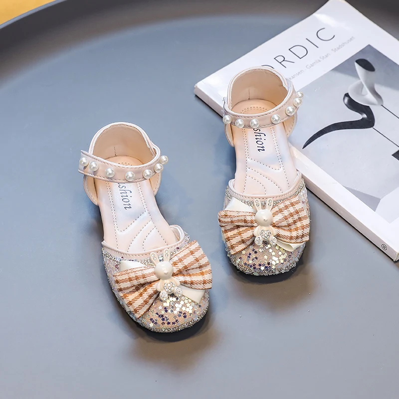 

Girls Sandals 2023 New Soft Non-slip Breatheable Kids Fashion Sequins Pearls Cute Princess Performance Mary Janes for Wedding