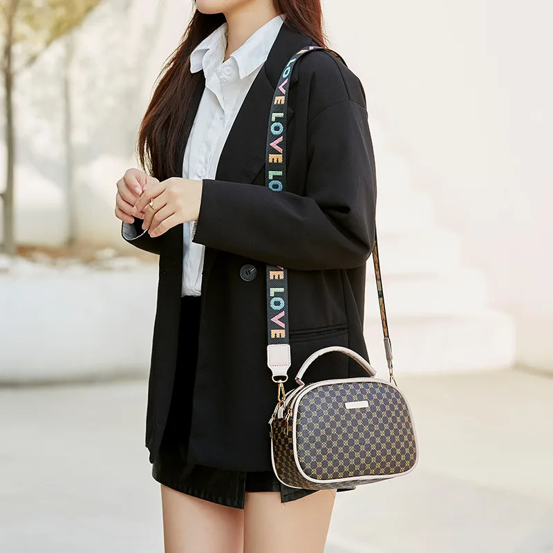 Women's 2024 New Portable Casual Fashion Pattern Iron Plate Decorated Crossbody Bag Portable Ribbon Camera Square Bag