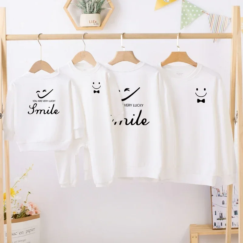 Camisetas con estampado de letras de sonrisa navideña Conjuntos familiares a juego de invierno Suéteres cálidos Tops para mamá, hija, niño y bebé Sudaderas para papá e hijo