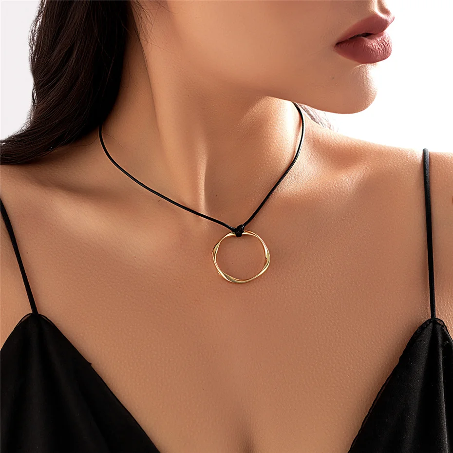 Colar vintage Ingemark com corrente de couro preto trançado e cordão de cera para mulheres, colar com pingente de coração vazado gótico, joia Y2K, novo_voghion.com
