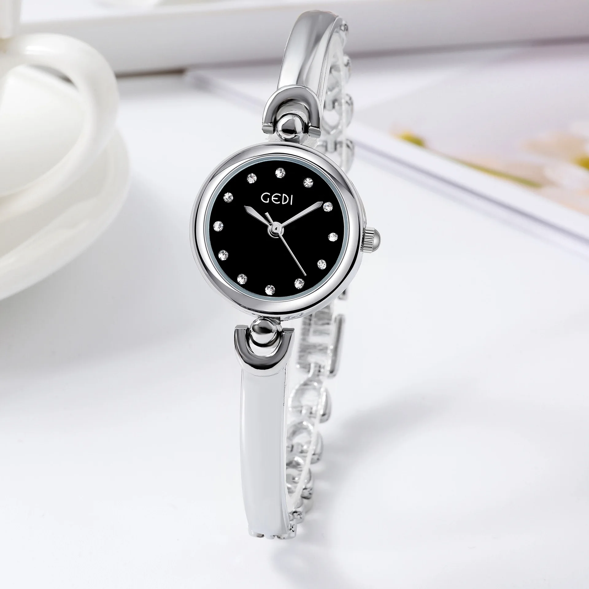 Women Watches UTHAI W34 Bracelet Watch Light Luxury Simple Exquisite Round Dial Waterproof Clock Lady Fashion Korean Quartz