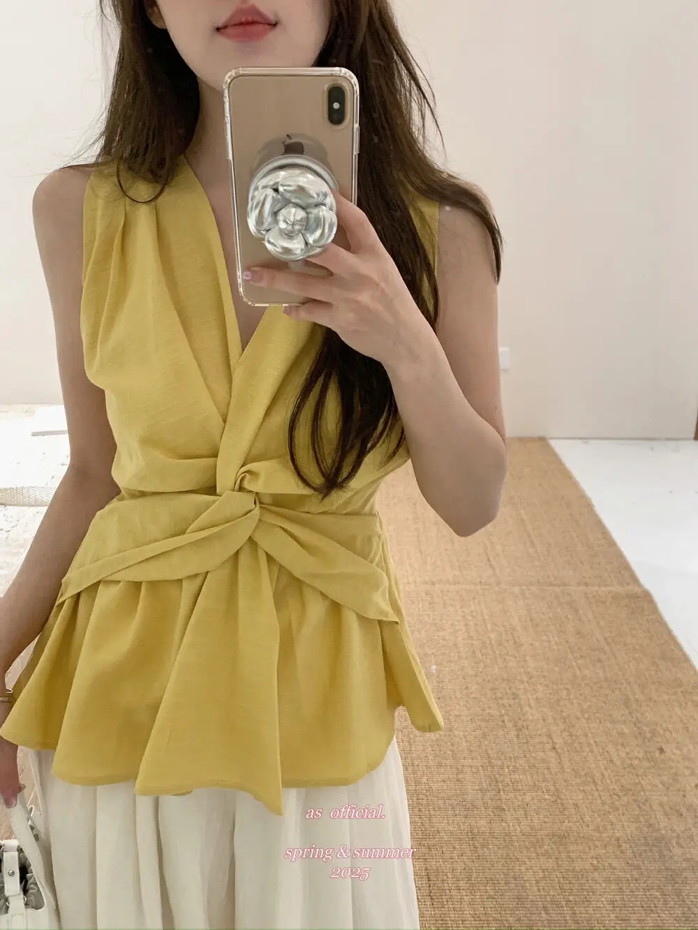 Designer Twist Knot V-neck Vest for Women 2025 Summer New Resort Style Niche Slim-fit Unique Sleeveless Top picture