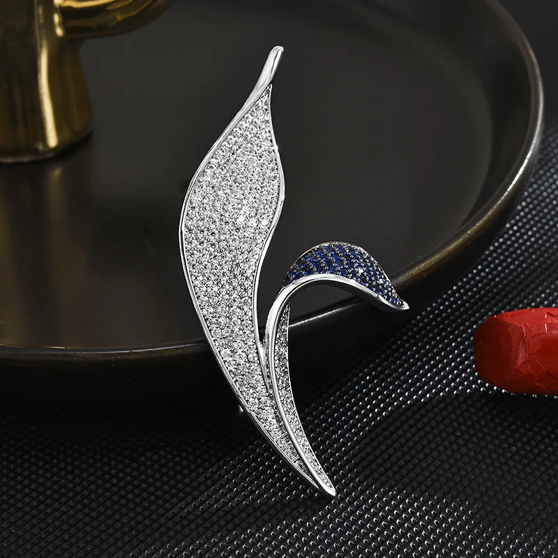 Korean Fashionable Zircon Asymmetric Leaf Brooch Elegant Temperament CZ Plant Leaves Broochespins for Unisex OL Corsage Jewelry