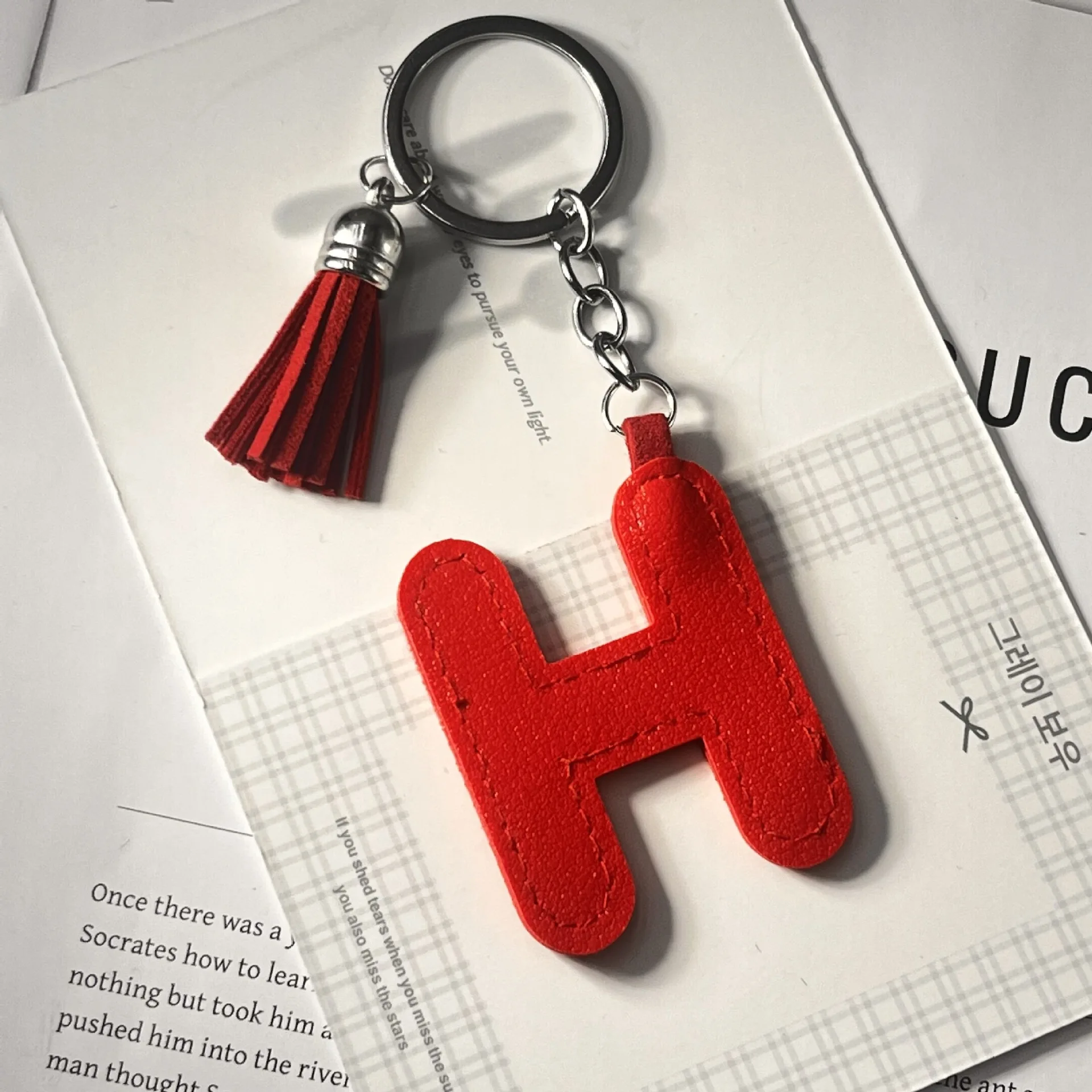 26 Buchstaben Schlüsselanhänger aus Leder, einfarbig, Damen-Taschenanhänger, modisch und exquisit, mit Quaste, Edelstahl-Schlüsselring, Geschenk – Detail 9