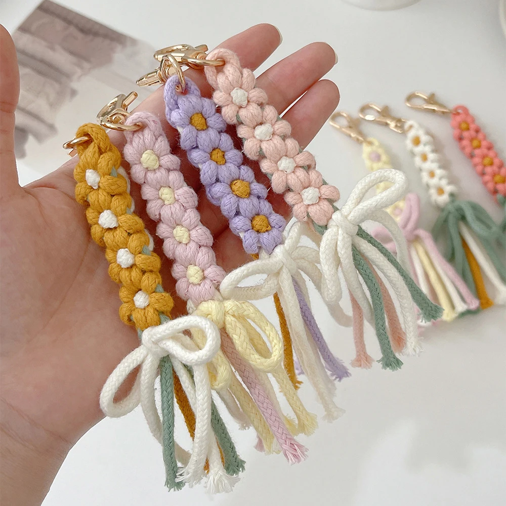 Fashion Daisy Flower Knitting Keychains For Car Keys Handmaking Crochet Flowers Keyrings Wholesale Women Bag Pendant Accessories colorful beads lanyard keychains phone holder id badge breakaway teacher for keys the office gifts wooden badges staff card