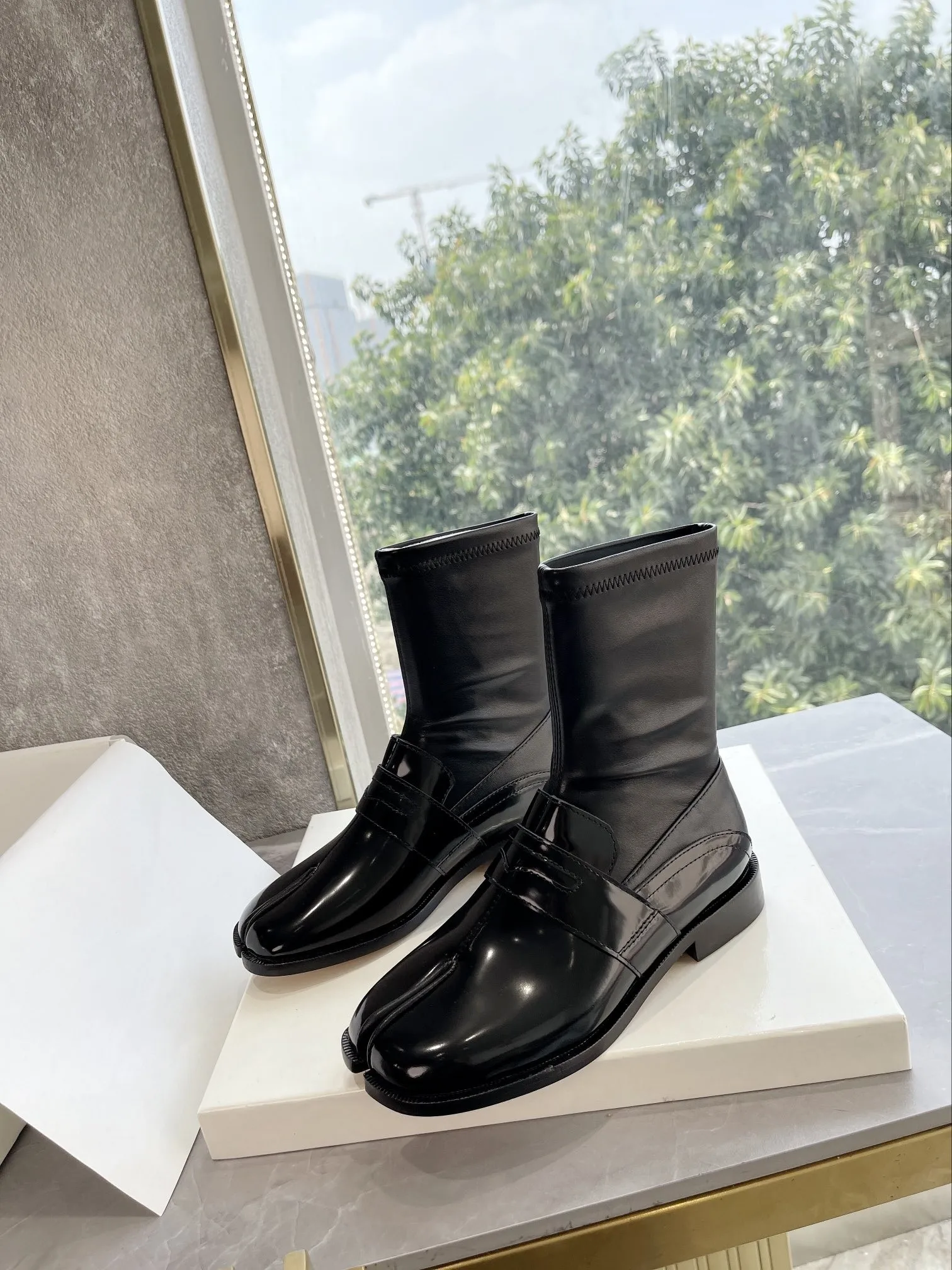 

2023 New Boots M Six Tabi Split Toe Shoes Elastic Boots All Cowhide Horseshoe Shoes Pig Hoof Boots Spliced Leather Mid-Calf Boot