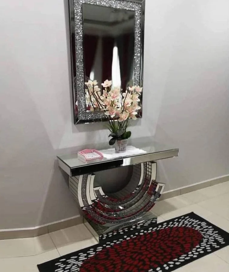 S.Modern Glass Mirrored Console Table with Crushed Diamond Design for Living Room Hotel & Apartment Use