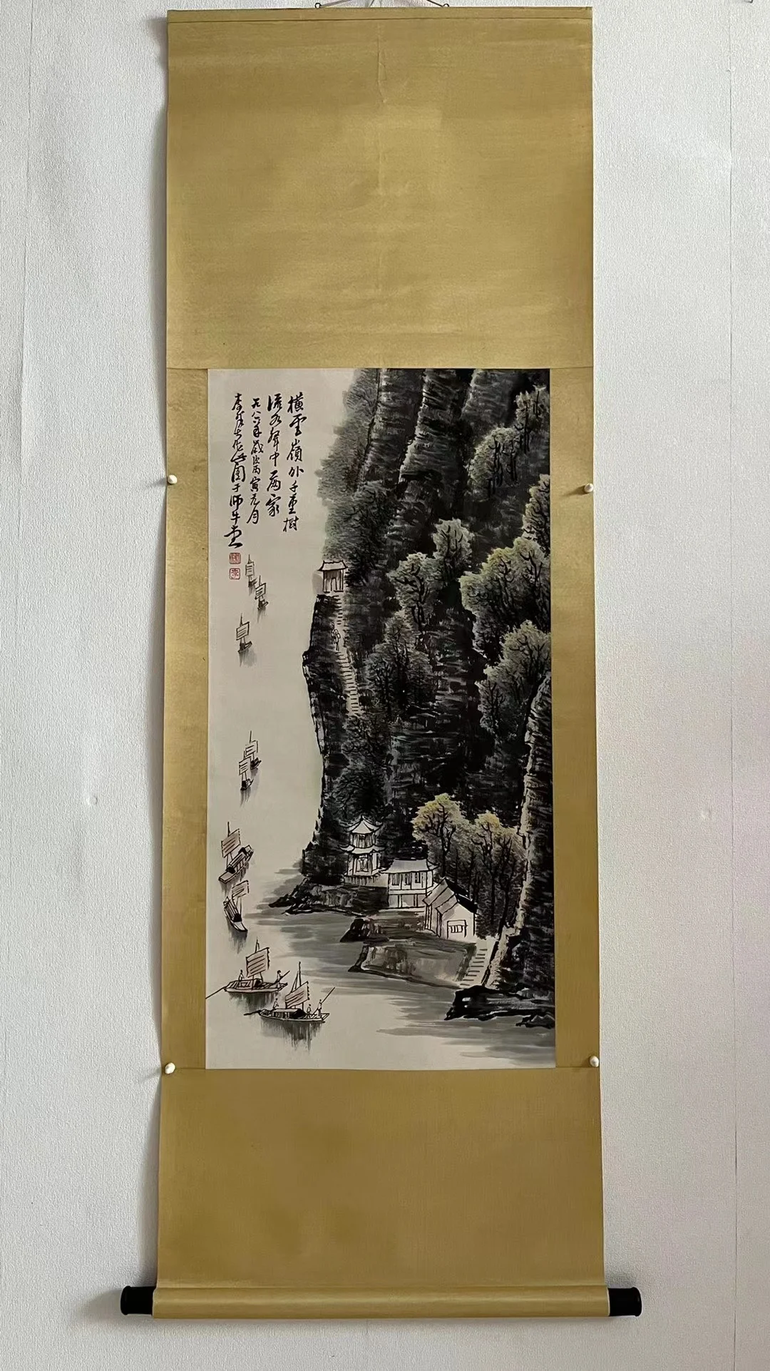 

Old Chinese Hand-painted Chinese paintings,Ancient Chinese Scroll,Mountains and rivers in the south of the Yangtze River