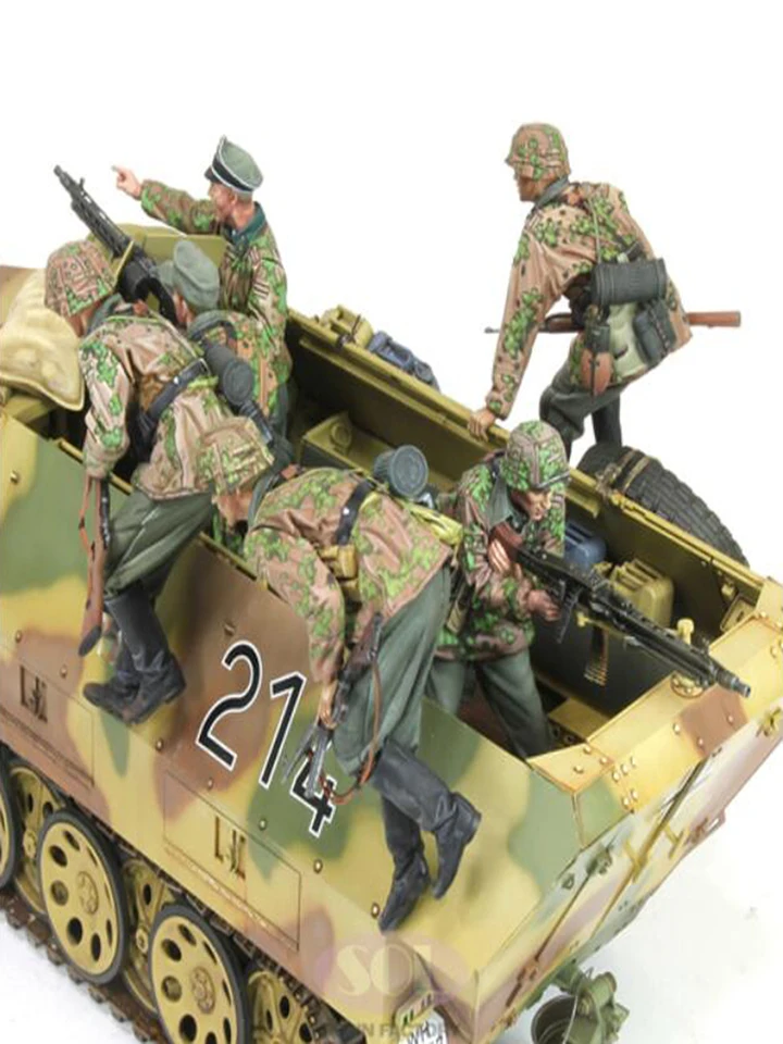 LOT DE 4 figurines en plomb 2 anciennes et 2 récentes militaires
