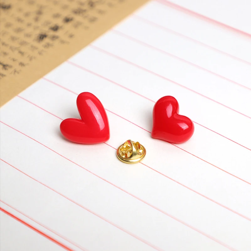 Creative Red Heart Brooches For Couple Romantic Love Heart Resin Pin Mini Decorative Lapel Pins Lovers' Gift Clothes Accessories