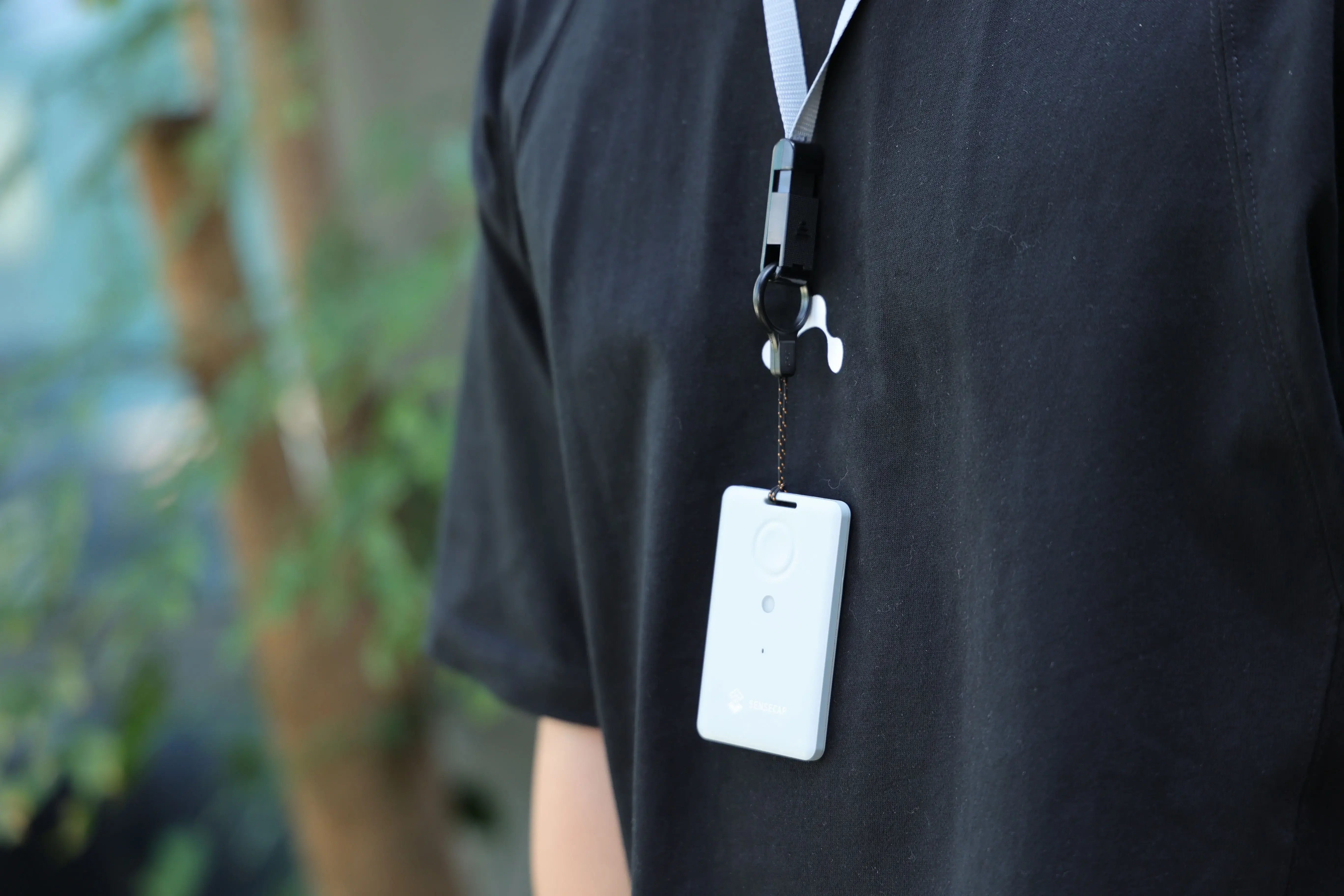 SenseCAP T1000 Ʈ��Ŀ�� ���� �� �Ǵ� ���Ϸ� ���ߵ�, ���� Űü�ο� Ʈ��Ŀ�� �����ϱ� ���� �淮 ��ġ