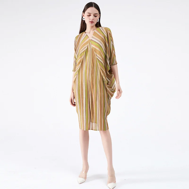 

Woman Pleated Dress Multicolor Striped V Collar Half Sleeve Straight Elegant Casual Style New Summer Fashion
