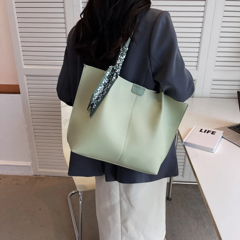 Simple Women's Large Capacity 2024 New Personalized Summer Shoulder Trendy Leisure Commute Tote Bag