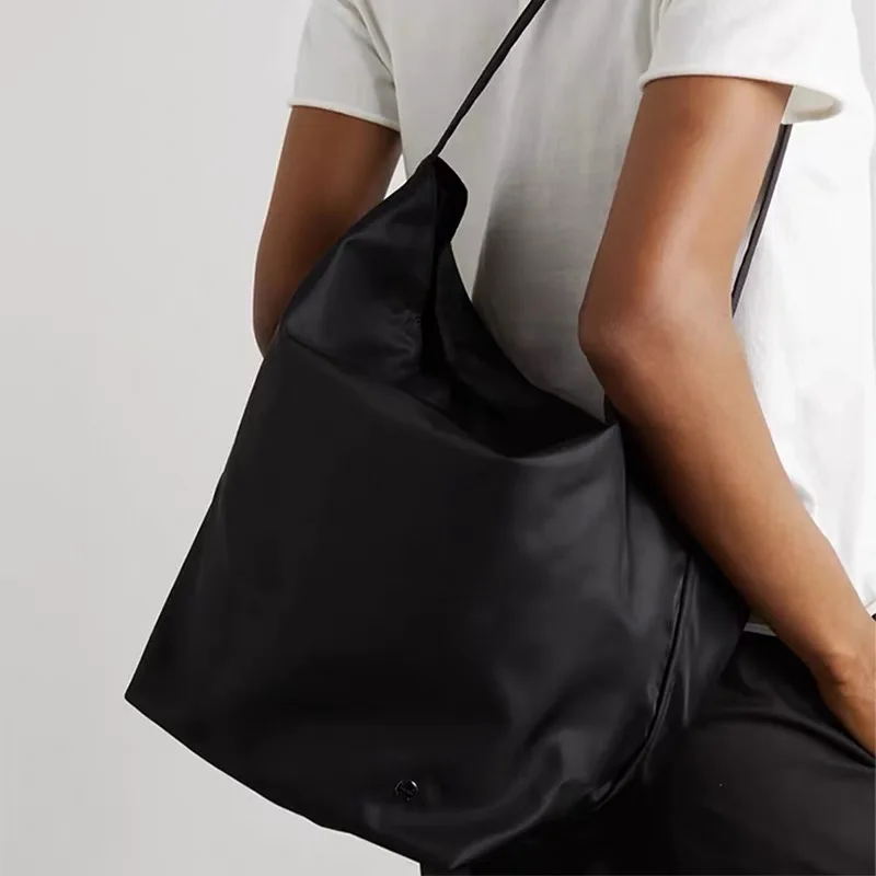 

Niche The Row Nylon Cloth Lightweight Simple Sports Leisure Fitness Bucket Bag Lazy Wind Large Capacity Shopping Bag