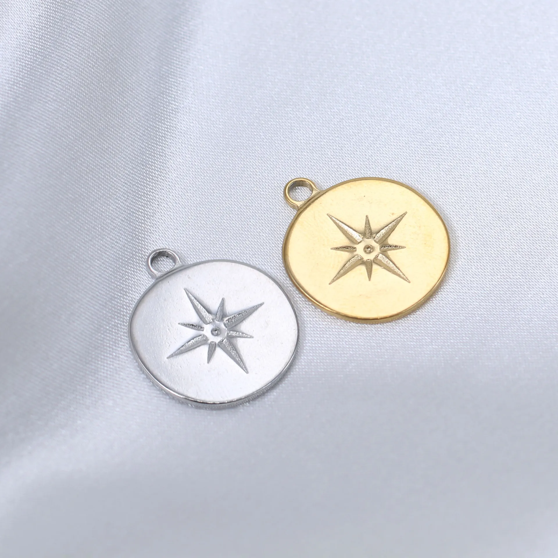 Lot De 50 Pendentifs Ronds Vierges En Acier Inoxydable - Dorés Ou Argentés, Pour Création De Bijoux