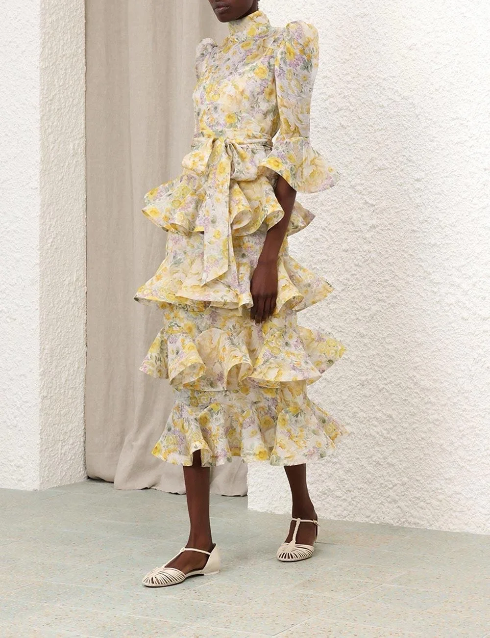 

2024 new pale yellow citrus flower print turtleneck tiered ruffled half sleeve waisted belt women high quality midi dress