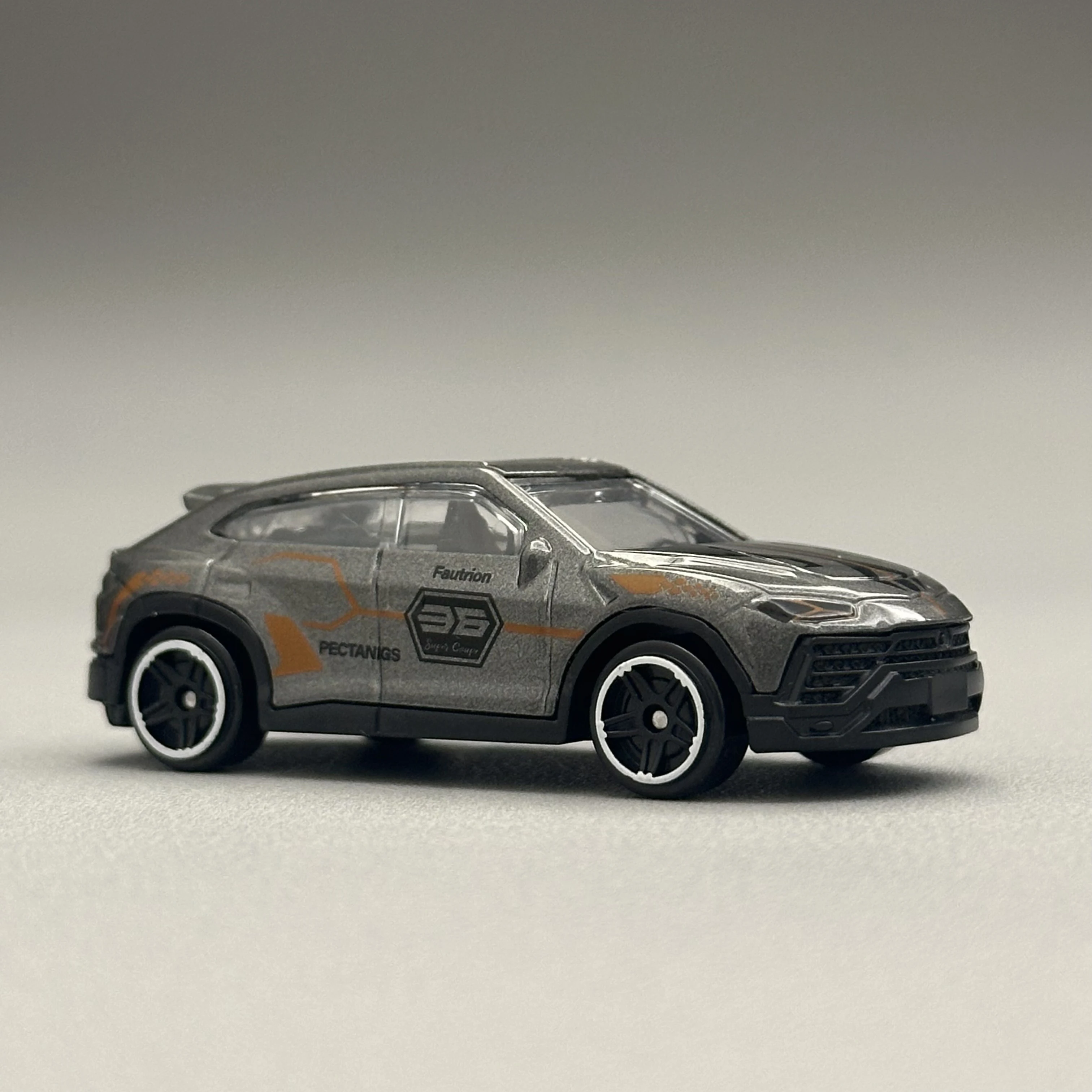 1/64 Scale Diecast Alloy SUV Model Car Toy Metal Body Sport Utility Vehicle Realistic Miniature Collector Car Gift Display