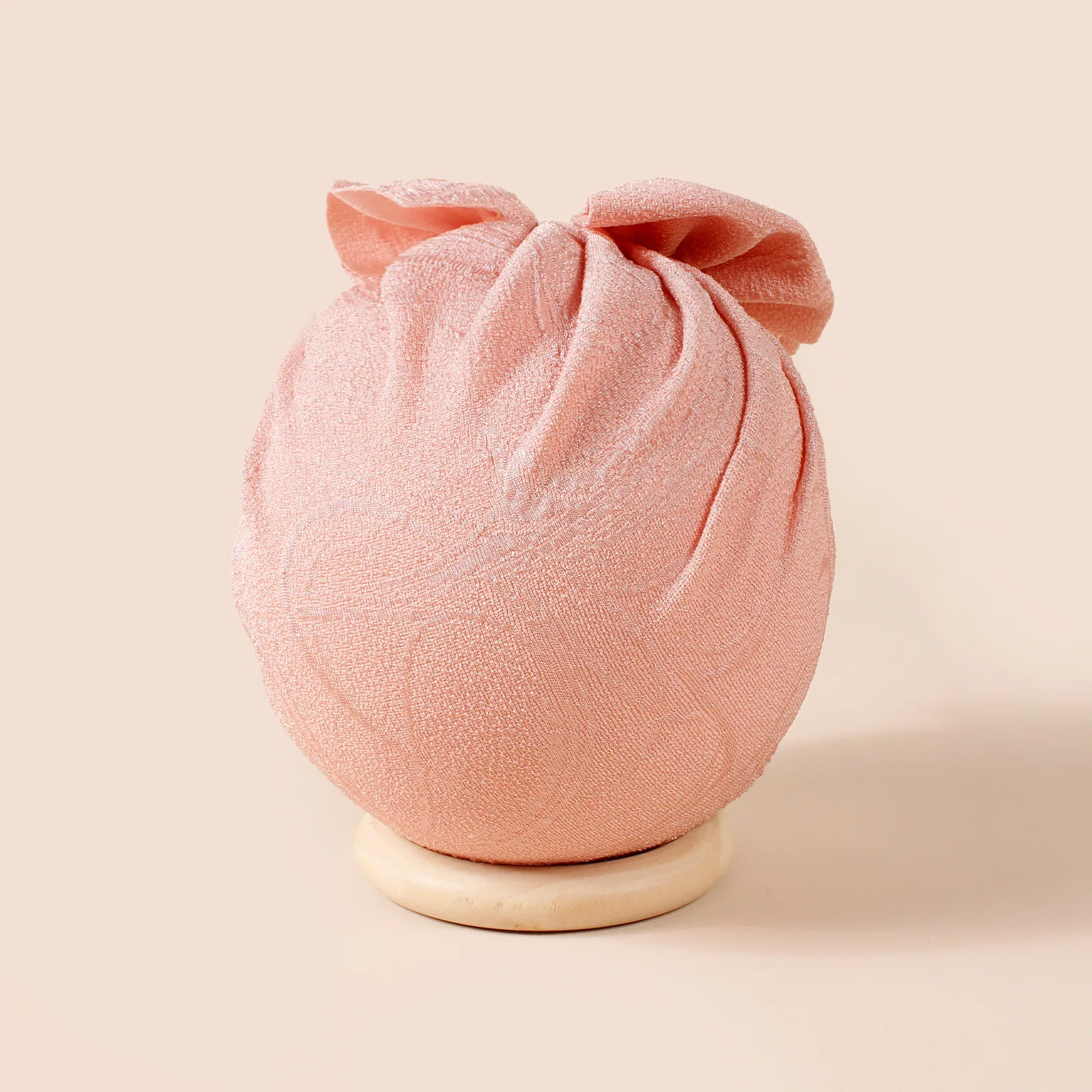 Рисунок 4 - Вязаная шапка с бантом для маленьких девочек