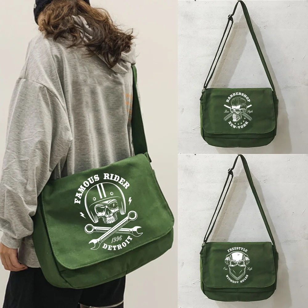 

Messenger Bag Portable Multi-function Messenger Bag Student Tooling Literature and Art Students One-shoulder Skull Pattern Bag