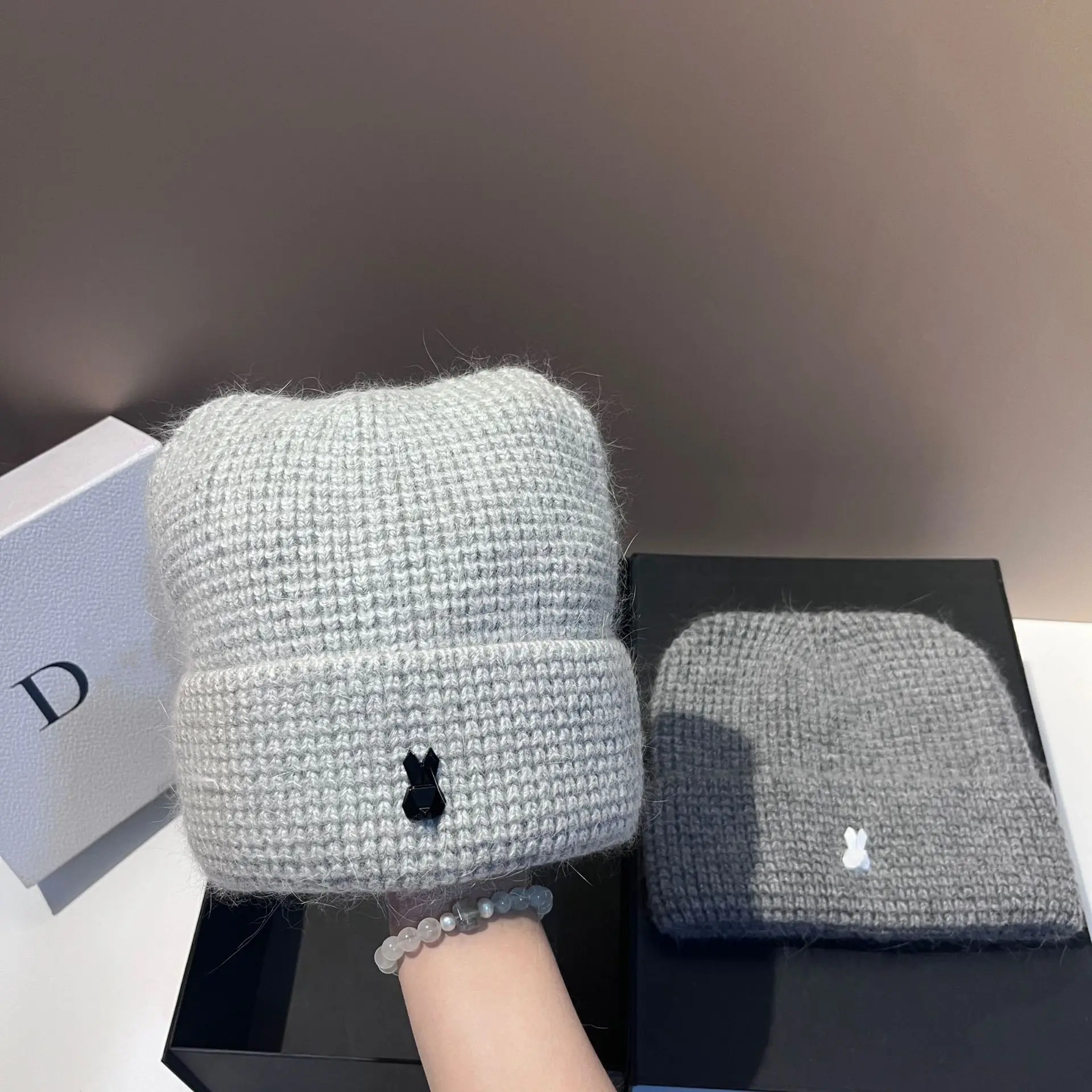 Autunno e inverno nuovo cappello lavorato a maglia in pelliccia di coniglio scozzese moda orecchie di coniglio carino caldo morbido cappello di lana glutinosa da donna
_voghion.com