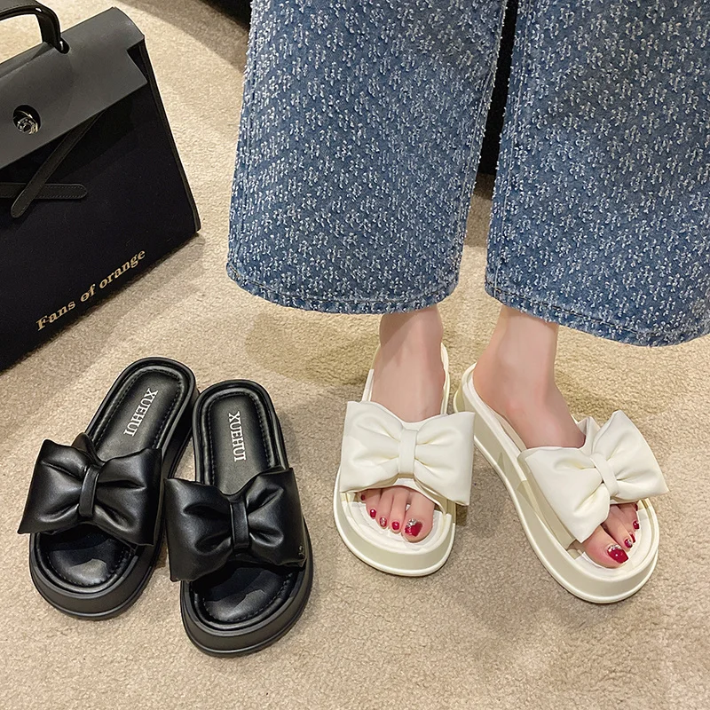 

Тапки женские домашние на платформе, сланцы, с бантиком-бабочкой, пляжные Роскошные тапки из искусственной кожи, на среднем каблуке, модная летняя обувь, 2023