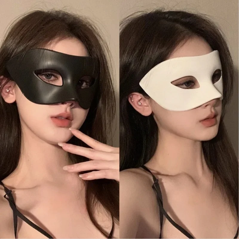 Demi-masque filtrant blanc porté par une personne, idéal pour fêtes et soirées, avec cartouches visibles.