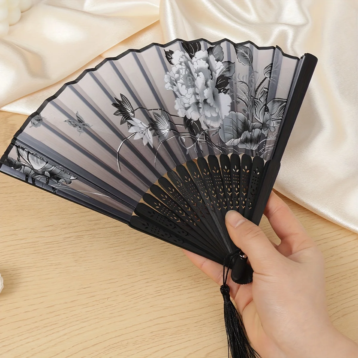 Women's folding paper hand fan, suitable for Chinese fans at parties, bamboo folding fan, suitable for weddings and decorations