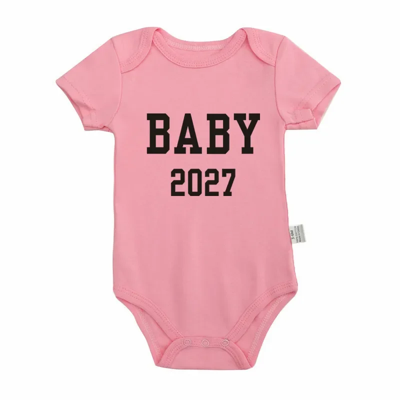 Body Neonato 2027 Minimalista Nero con Scritta, Tutina per Annuncio Nascita, Pubblicazione Gravidanza, Accessorio Fotografico, Pagliaccetto a Maniche Corte per Neonato - immagine 5