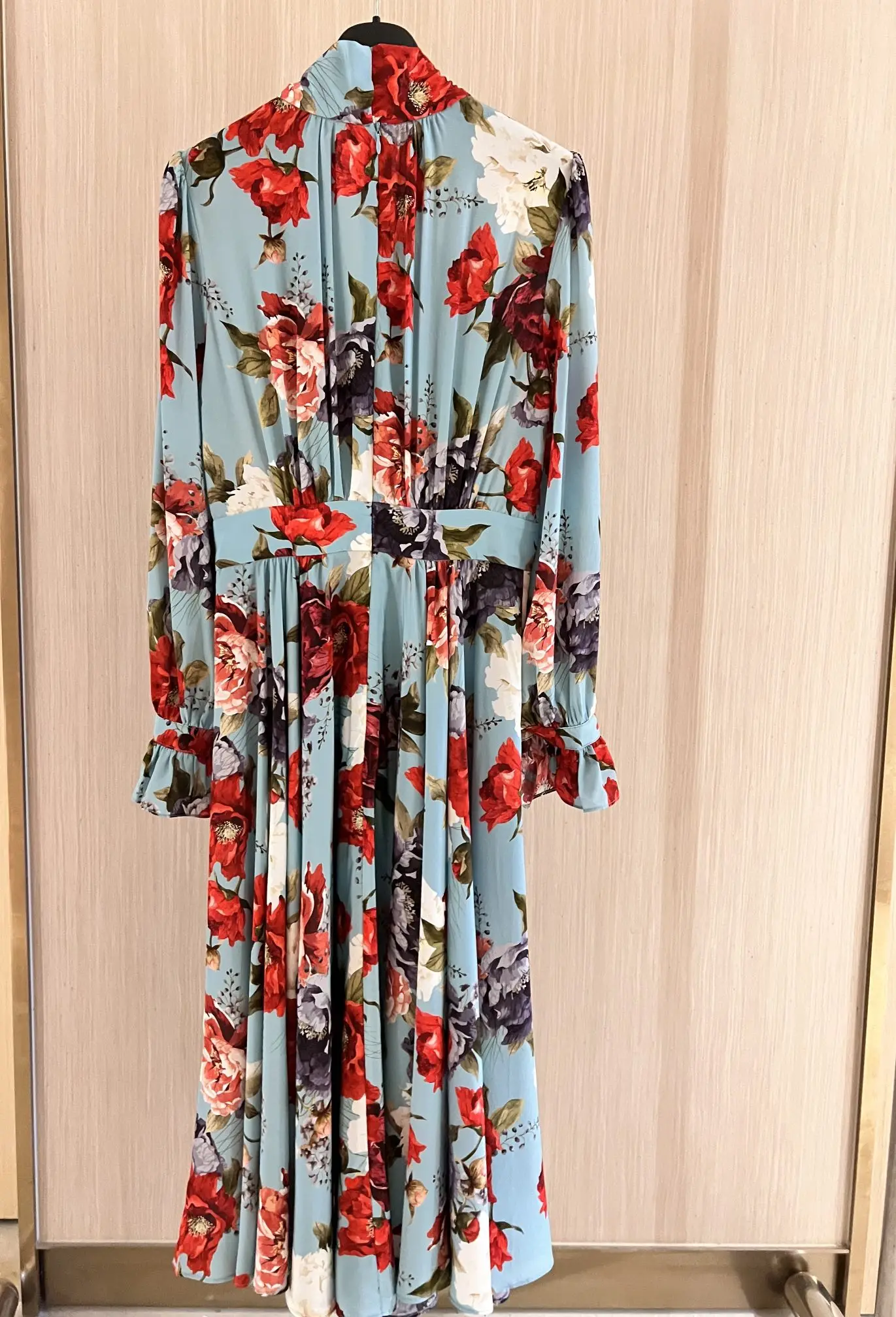 Рисунок 4 - Женское длинное шелковое платье с цветочным принтом