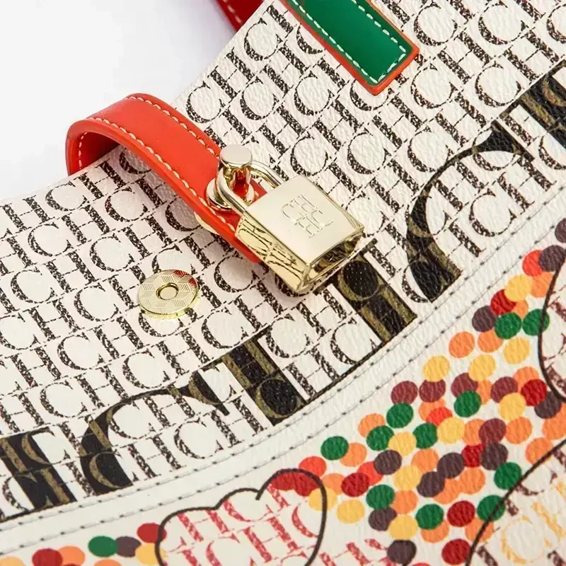 حقيبة يد فاخرة من CH، تتميز بملمس فريد وطباعة حروف...