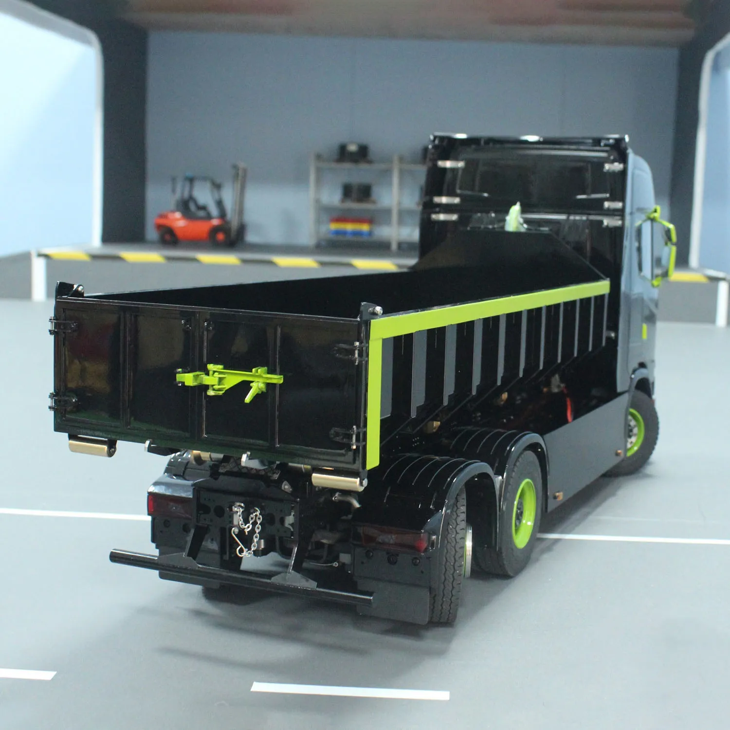770S 1/14 RC Hydraulic Dump Truck 6x6 Metal Roll On Off Full Dumper 3-speed Car Rear Axle Lifting Steering Light Sound Set Toys 4