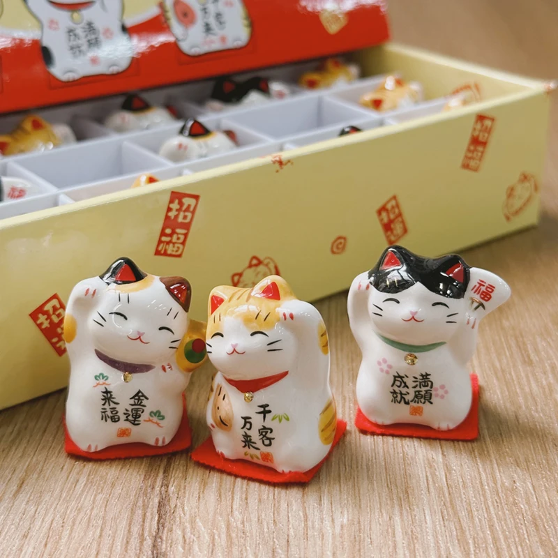 Confezione Da 3 Pezzi Mini Ceramic Lucky Fortune Cat, Figurine Di Decorazione Per Auto Desktop Cute Kitten Maneki Neko Ornament 1.3 Pollici Di Altezza