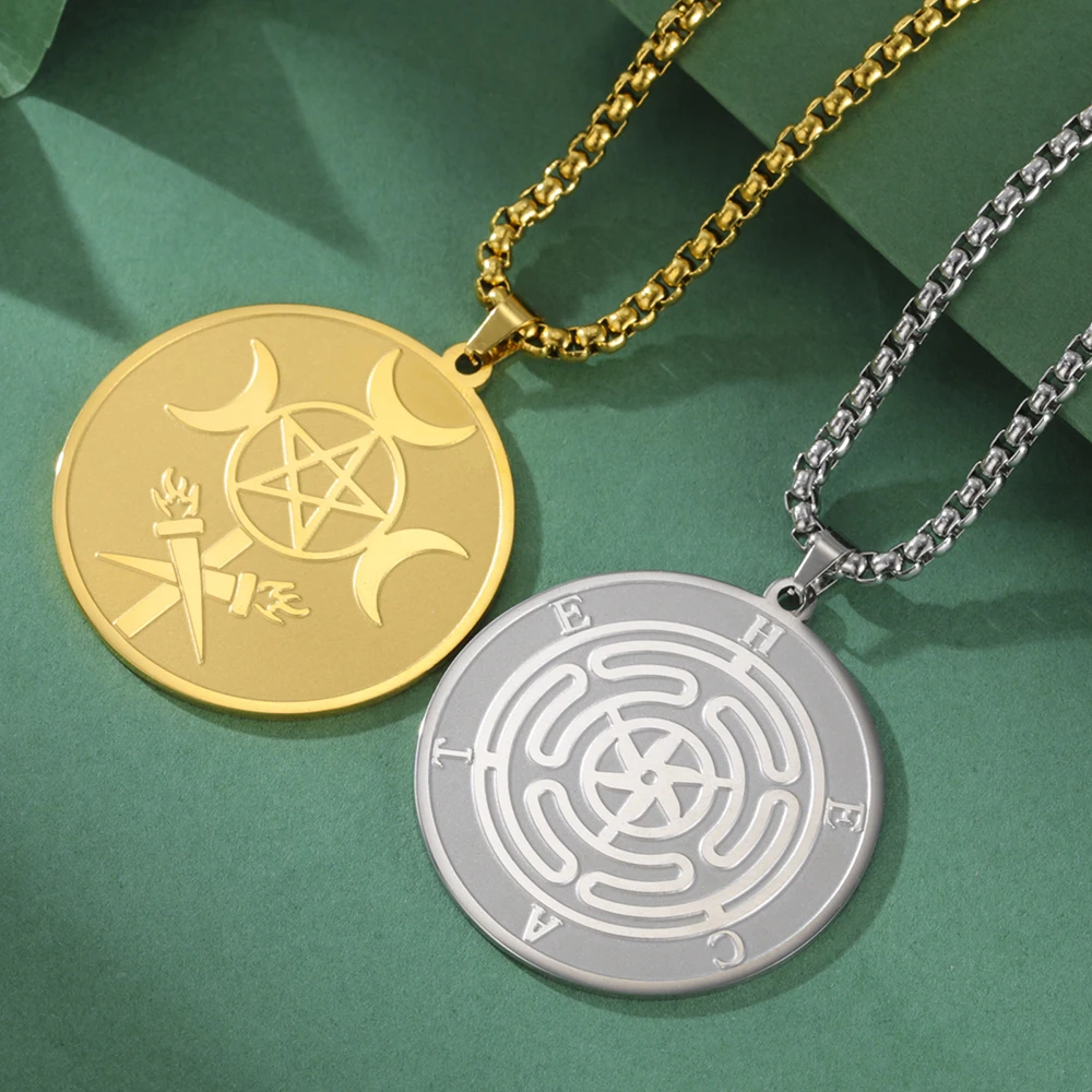 Spoo Design | Dea della Triplice Luna con Pietra di Luna e Lupi, Amuleto Wicca di Ecate | Ciondolo per collana in argento 925