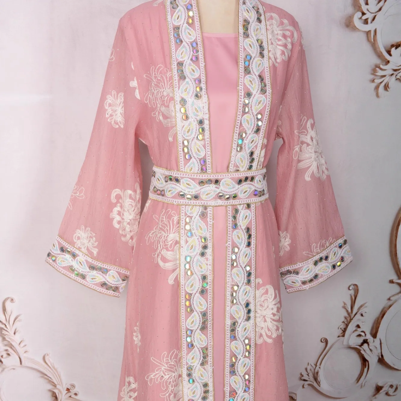 جلابية طويلة بتفاصيل مطرزة وحزام أنيق