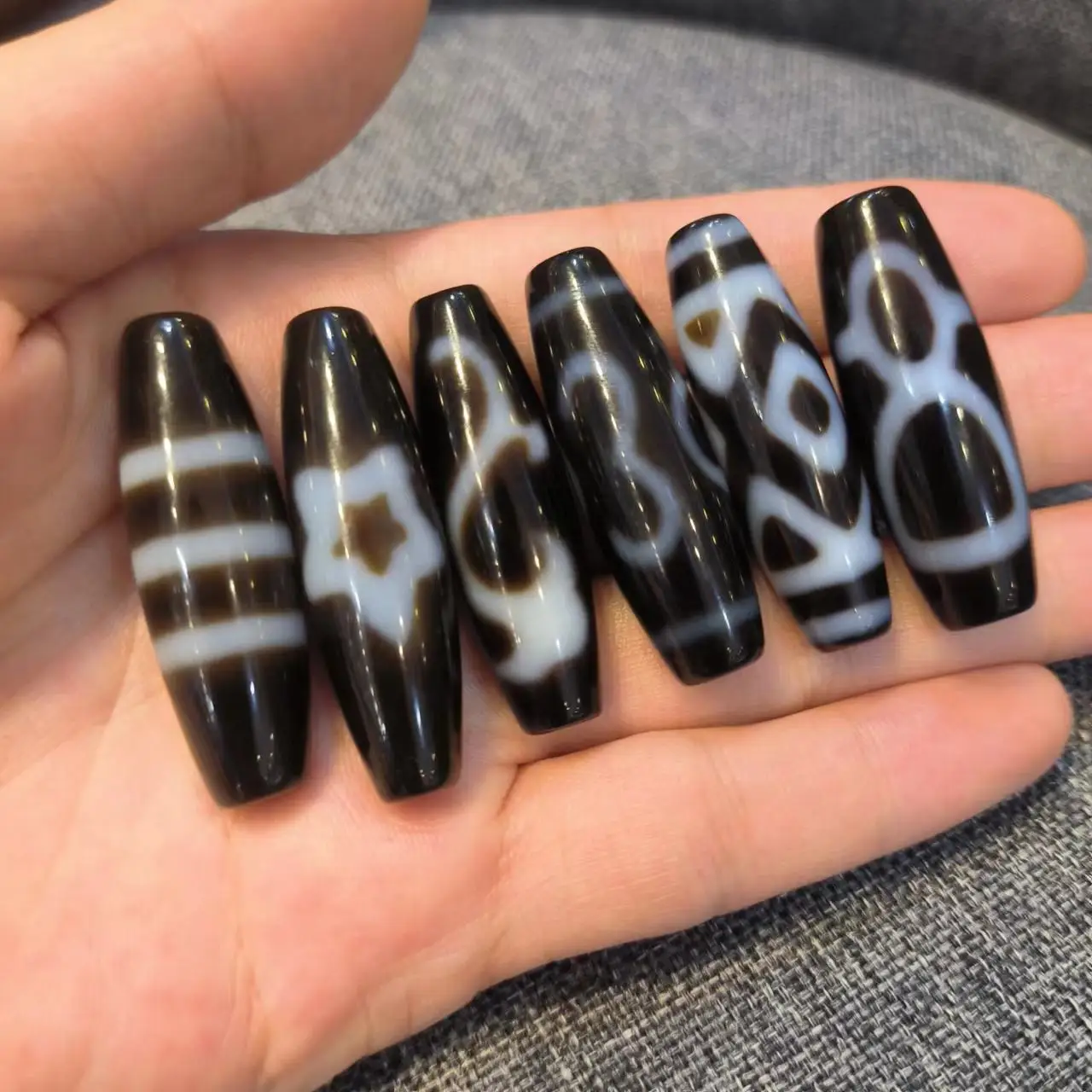 

1pcs/lot natural old agate dzi with various patterns glossy black and white weathered pattern retro ethnic jewelry accessories