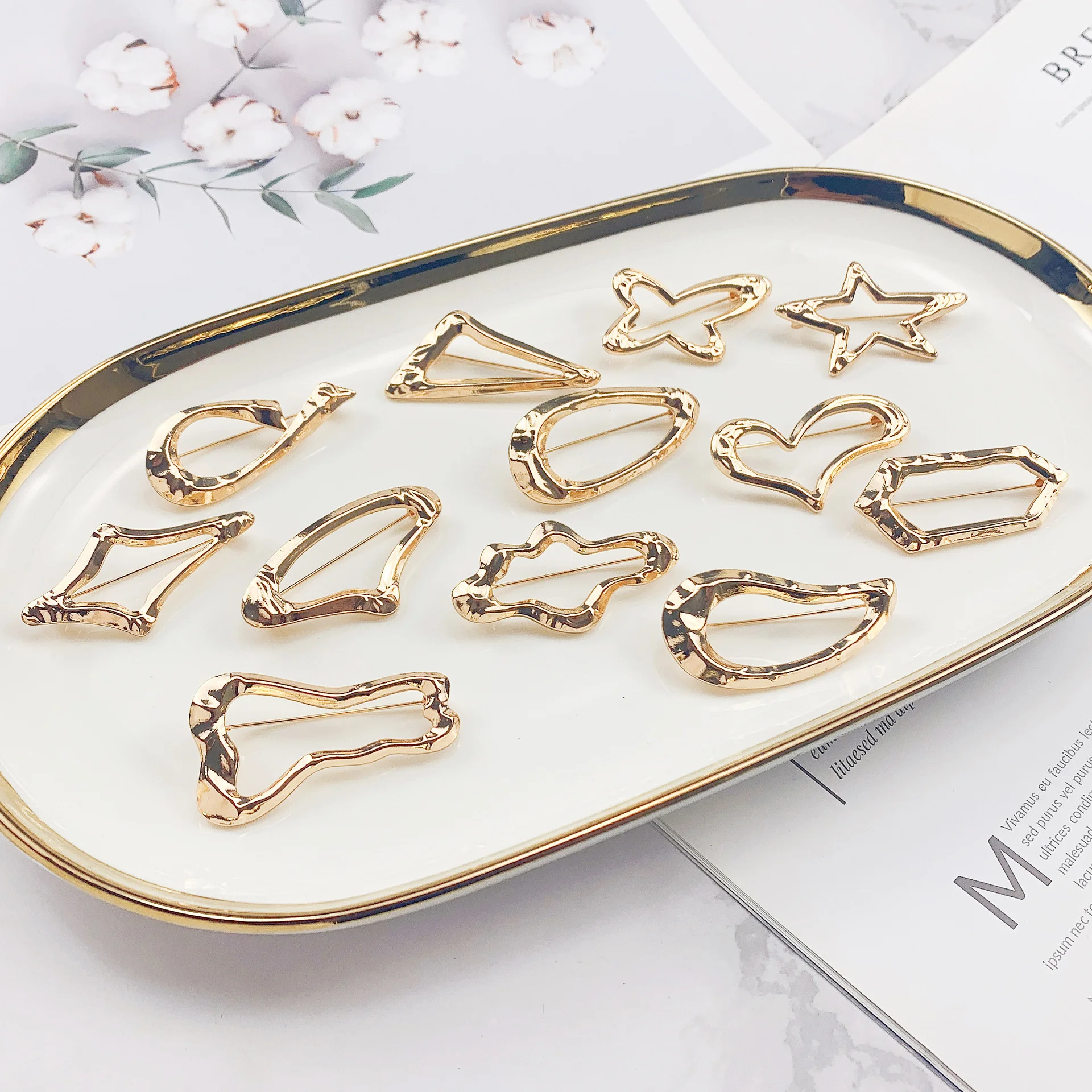 

Personality Geometric Brooches Gold Metal Alloy Buckles For Clothing Hollow Out Waist Tightening Button Pins Fashion Accessories