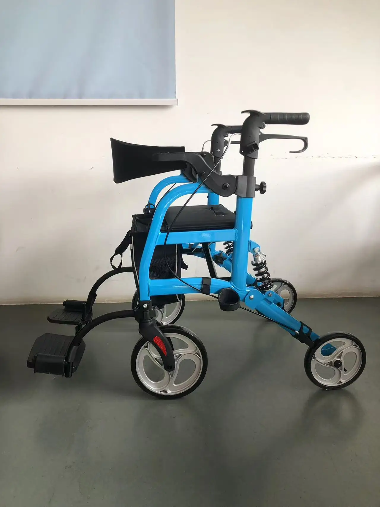 elderly walker and four-wheel rollator can sit in an aluminum alloy shopping cart and fold lightly 4
