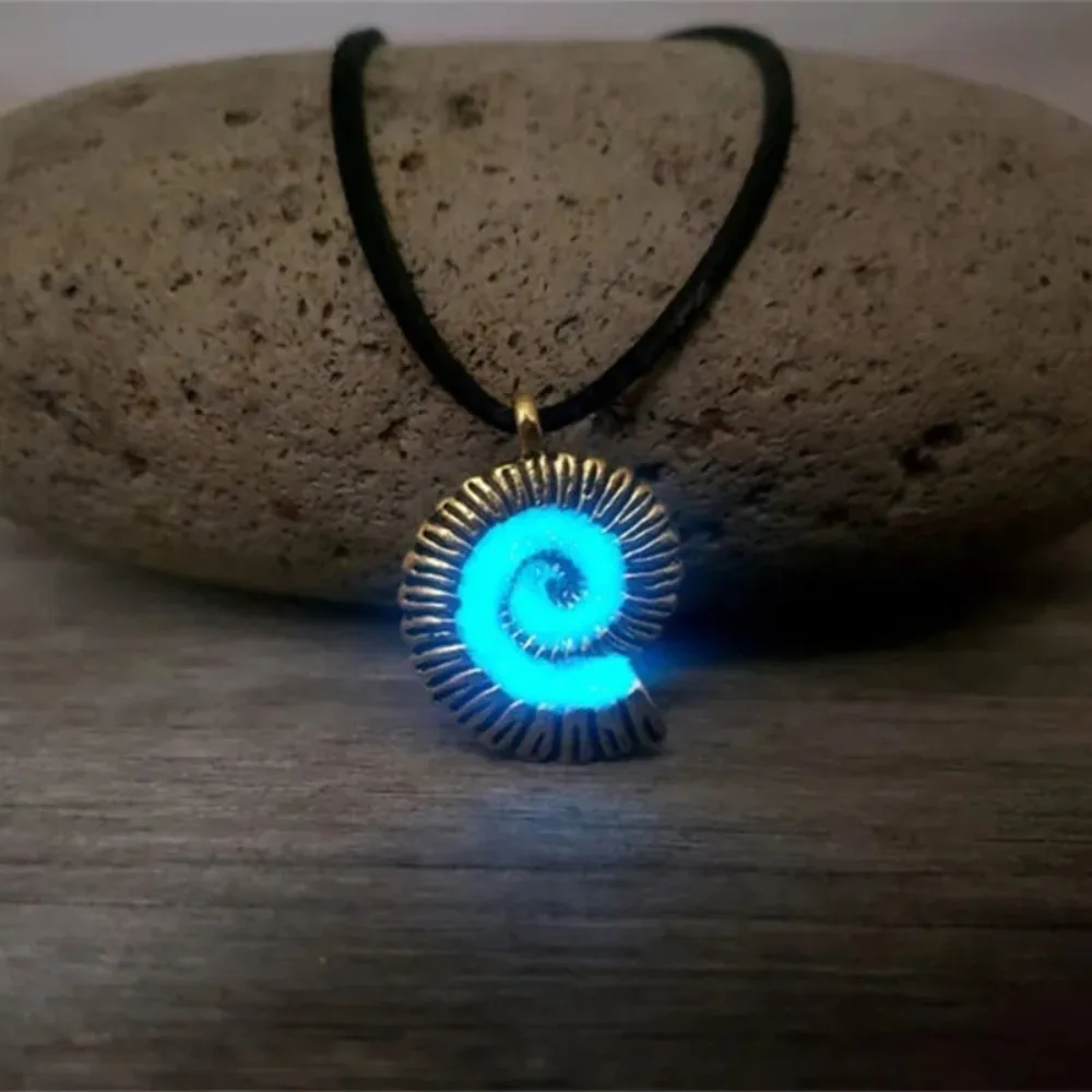 Glow in the Dark Conch Pendant Necklace Mermaid Spiral Fashion Jewelry Night Necklace Alloy Sea Shell Necklace Women