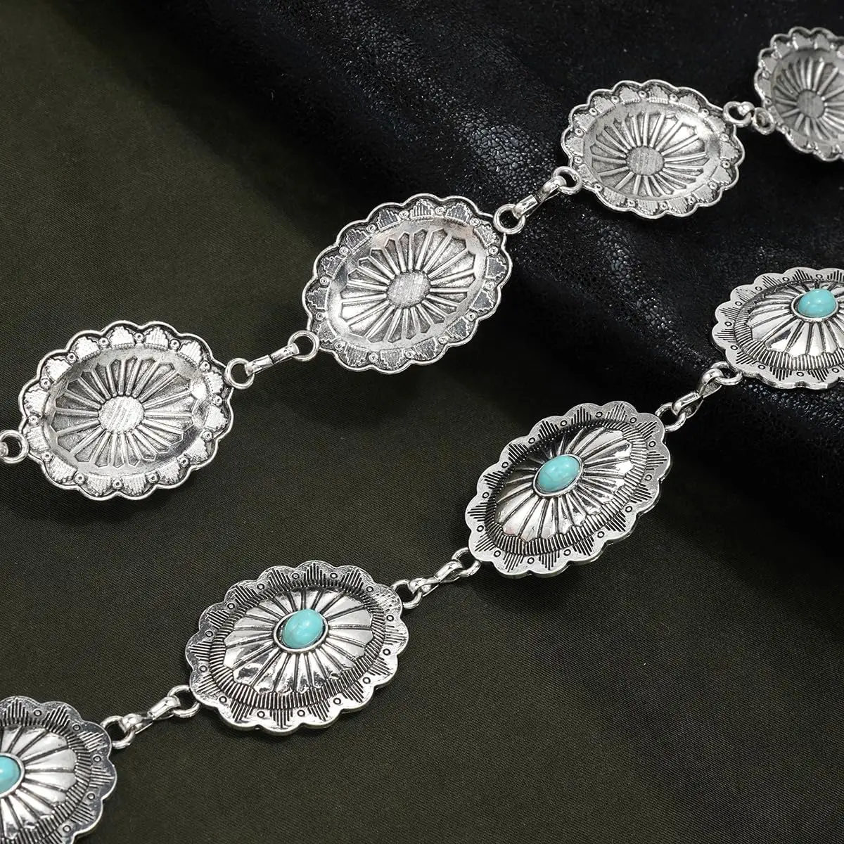 Westerngürtel für Damen – Concho-Cowgirl-Gürtel aus Metall mit türkisfarbener Kette für Country-Konzert-Outfit – Detail 2
