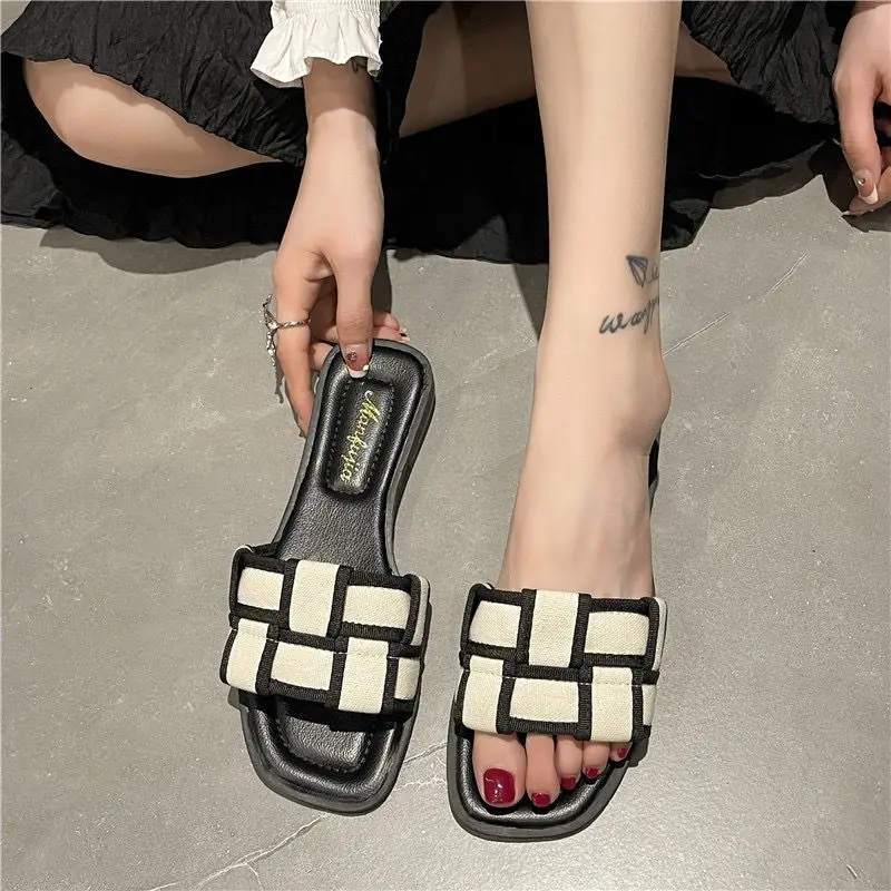 

French high-end flat bottomed sandals for women's summer outings 2023 new internet infrared beach shoes
