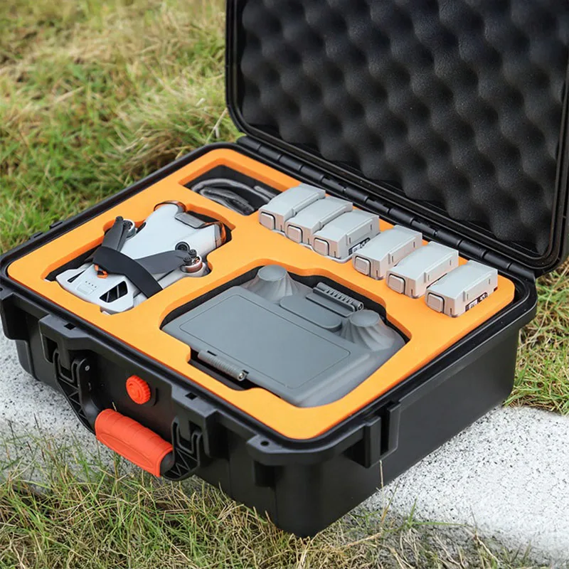 Sac de transport professionnel pour DJI Mini 4 Pro, avec sangle d'épaule et loquets métalliques sécurisés.