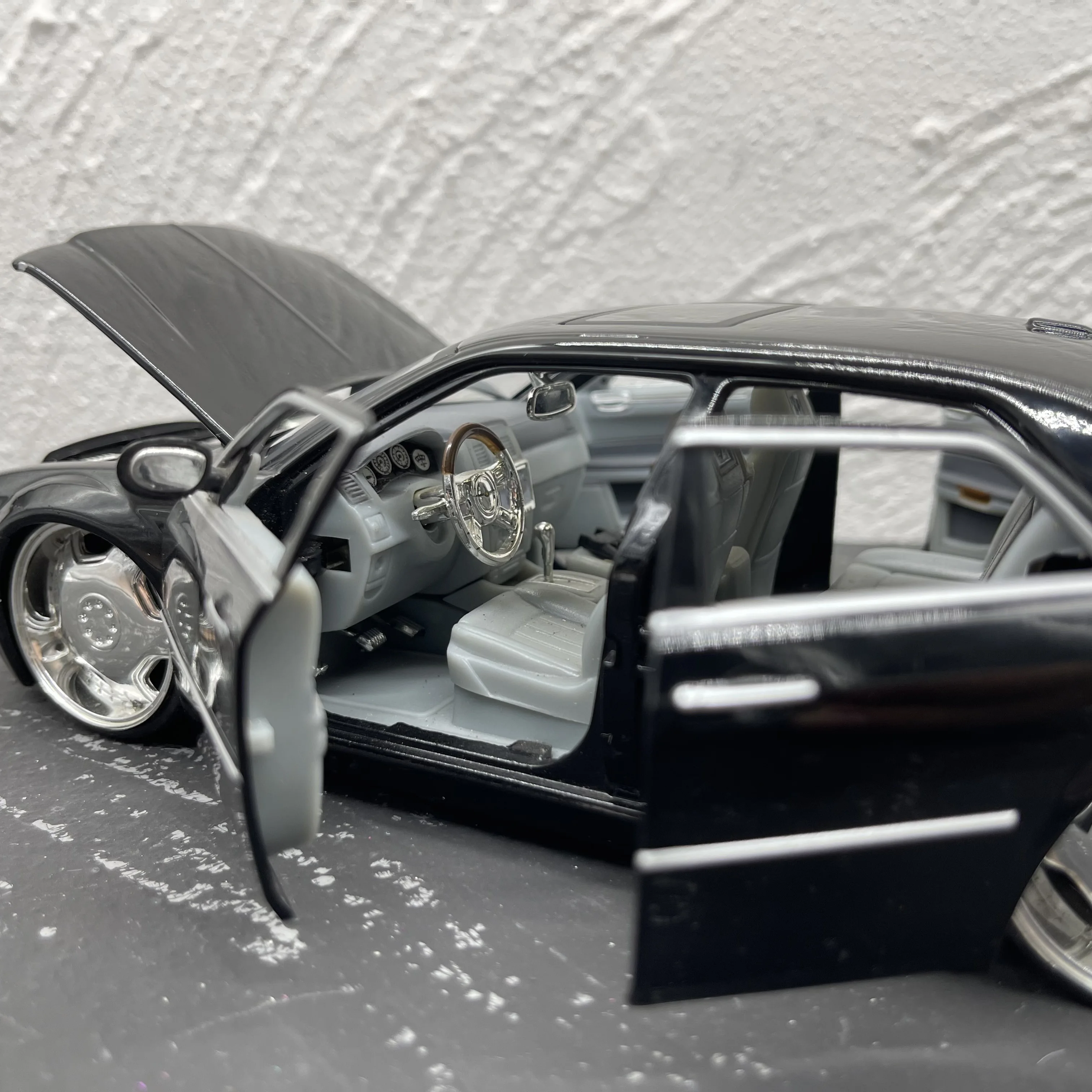 Jada Chrysler 300C Alloy Coupe 1/24 Metal Die Cast Model Car