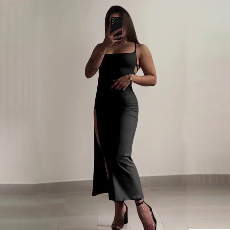 فستان أحمر بظهر مفتوح وربطات أنيقة