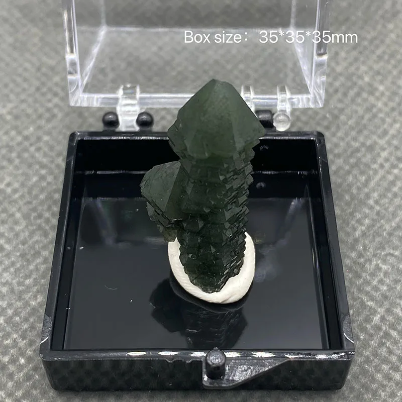 

100% Natural Inner Mongolia Green Crystal Cluster Ore Specimen Rare Crystal + Box size：35*35*35mm