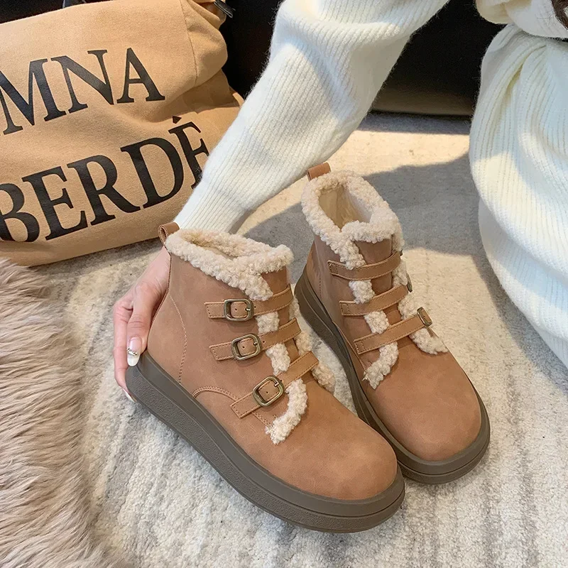 

Женские короткие сапоги в стиле ретро на толстой подошве, зимняя обувь 2023, плюшевые утепленные повседневные модные сапоги на платформе с пряжкой