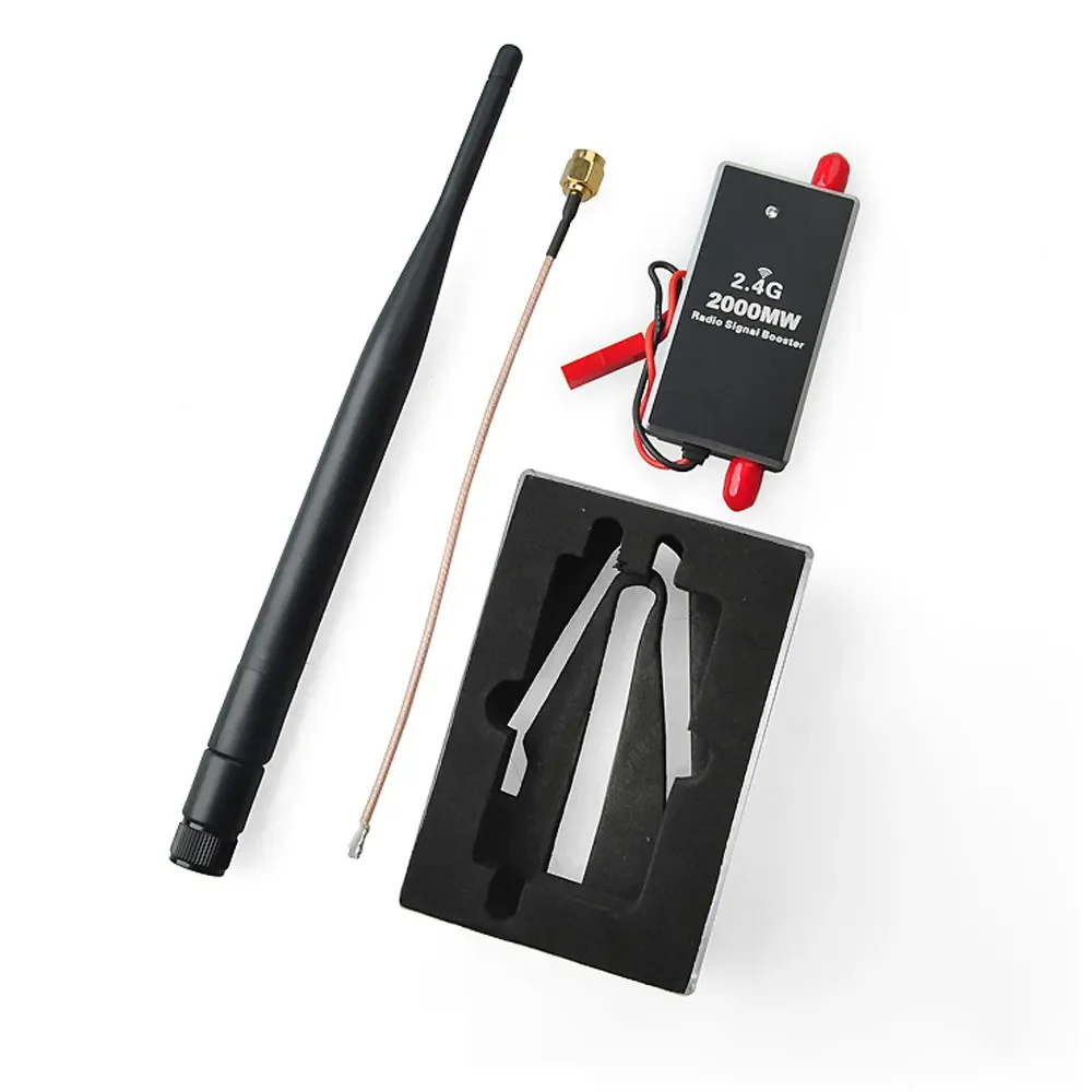 Câbles et antennes fournis avec l'amplificateur de signal 2.4G 2W pour FPV drone, posé sur un fond noir.