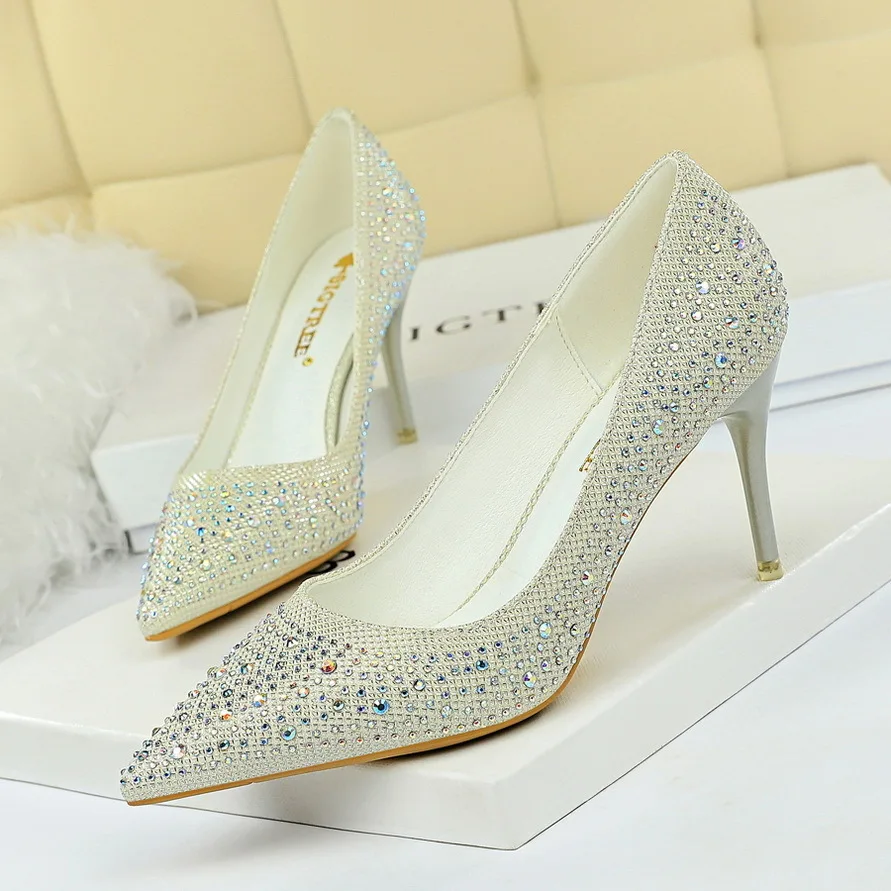 thumbnail image 1 of Zapatos de tacón alto finos de novia a la moda, de lujo, puntiagudos, sexys, para noche, banquete, con diamantes de imitación, con un solo stiletto, para mujer, para oficina, 1 of 5
