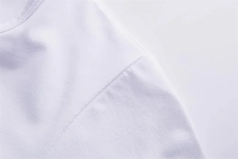 تي شيرت مطبوع عليه حرف & Rose برقبة دائرية وأكمام...