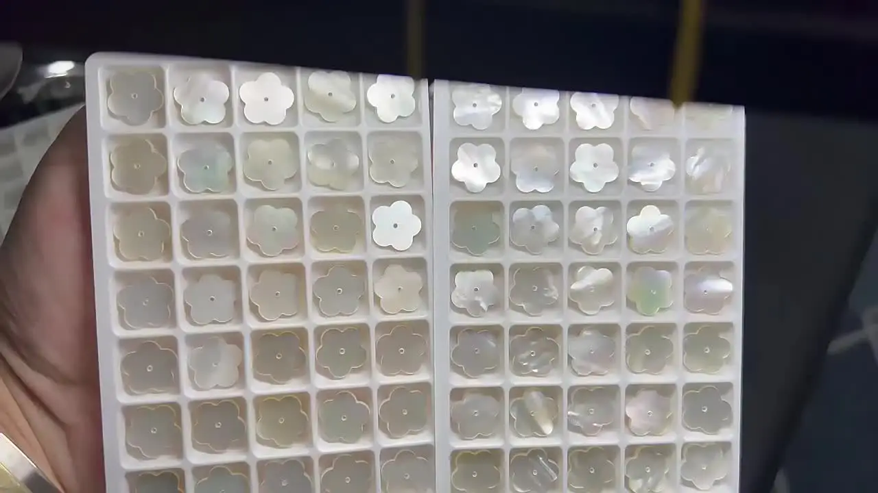 50 шт. 1 сумка 12X12x2 мм натуральный белый перламутр швабра плоские цветочные бусины